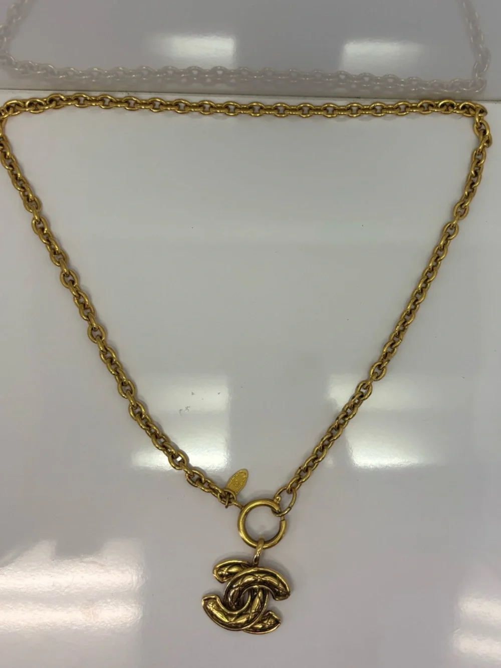 CHANEL Vintage quilted CC Necklace with Interlocking Logo Pendant - Picture 3 of 4